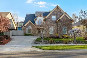 3773 Creek View Dr, Medford, OR 97504 - Photo 2