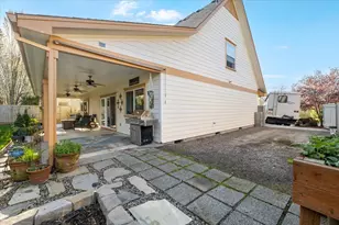 3773 Creek View Dr, Medford, OR 97504 - Photo 8