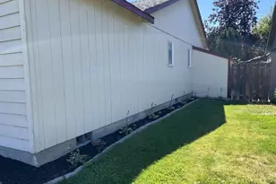 1737 NE 7th St, Redmond, OR 97756 - Photo 2