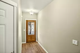 221 Cherry Bark Ln, Medford, OR 97501 - Photo 4