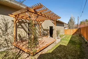 2566 NE Keats Dr, Bend, OR 97701 - Photo 44