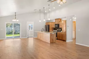 149 SW Otter Ct, Grants Pass, OR 97527 - Photo 4