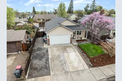 962 Crest Drive, Central Point, OR 97502 - Photo 2