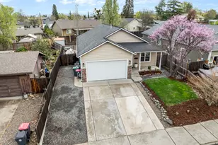 962 Crest Dr, Central Point, OR 97502 - Photo 2