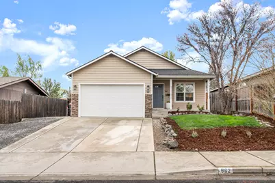 962 Crest Drive, Central Point, OR 97502 - Photo 1