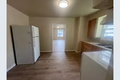 840 W Stewart Avenue, Medford, OR 97501 - Photo 2