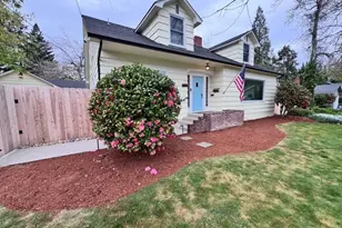 736 NW 3rd St, Grants Pass, OR 97526 - Photo 2