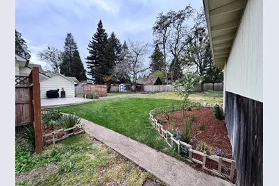 736 NW 3rd Street, Grants Pass, OR 97526 - Photo 12