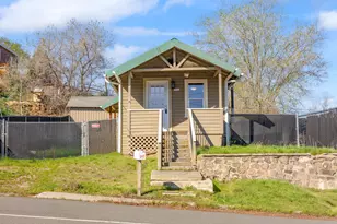 342 SE 7th St, Madras, OR 97741 - Photo 1