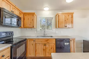 342 SE 7th St, Madras, OR 97741 - Photo 4