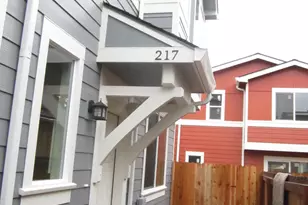 215 S C St, Phoenix, OR 97535 - Photo 2