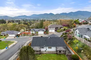 1515 Panoramic Loop, Grants Pass, OR 97527 - Photo 2