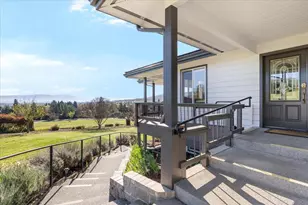 395 Autumn Ln, Jacksonville, OR 97530 - Photo 4