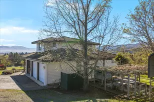 395 Autumn Ln, Jacksonville, OR 97530 - Photo 46