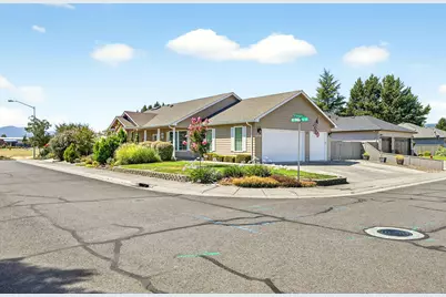 2918 Brookdale Drive, Central Point, OR 97502 - Photo 2
