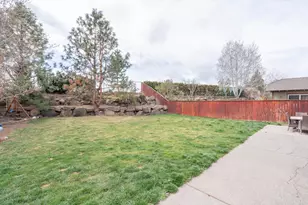 2202 NW Cedar Ave, Redmond, OR 97756 - Photo 2
