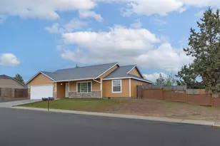 717 SE Cross Ln, Madras, OR 97741 - Photo 2
