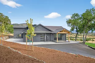 4691 Cherry Ln, Medford, OR 97504 - Photo 2