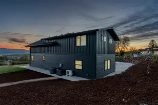 4691 Cherry Ln, Medford, OR 97504 - Photo 10