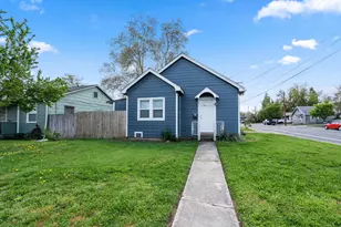 1051 W 11th St, Medford, OR 97501 - Photo 2