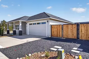 3822 SW Antelope Way, Redmond, OR 97756 - Photo 2