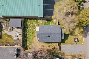 225 SE Vine Ln, Bend, OR 97702 - Photo 2