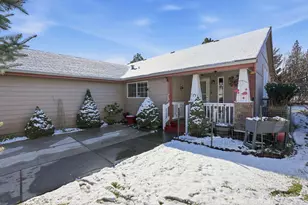 1045 W Collier Glacier Dr, Sisters, OR 97759 - Photo 2