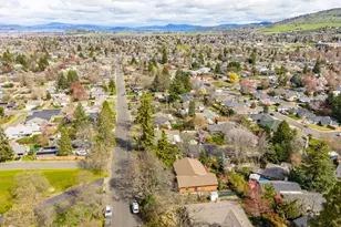 656 N Modoc Ave, Medford, OR 97504 - Photo 6