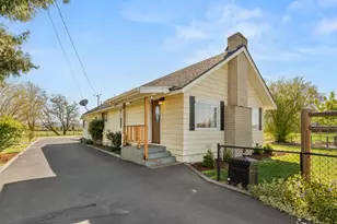 2653 Scenic Ave, Central Point, OR 97502 - Photo 2