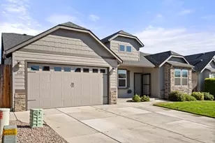 1615 Pearl Eye Ln, Medford, OR 97504 - Photo 2