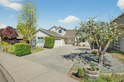 1044 Havenwood Drive, Eagle Point, OR 97524 - Photo 2