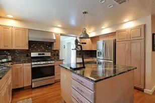 2424 Pembroke Cir, Medford, OR 97504 - Photo 10