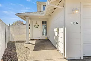 906 Brandi Way, Central Point, OR 97502 - Photo 2