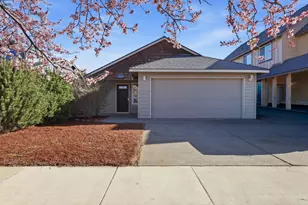 2879 NE Jackdaw Dr, Bend, OR 97701 - Photo 2