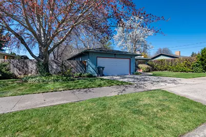 540 Eastwood Drive, Medford, OR 97504 - Photo 2