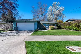 540 Eastwood Dr, Medford, OR 97504 - Photo 1