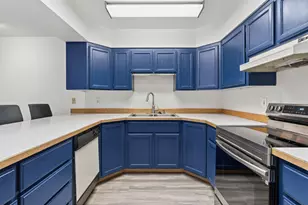 908 SE Stratford Ct, Bend, OR 97702 - Photo 8