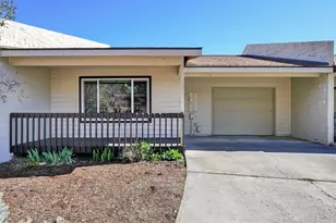 908 SE Stratford Ct, Bend, OR 97702 - Photo 2