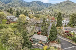 400 Fernwood Dr, Ashland, OR 97520 - Photo 2