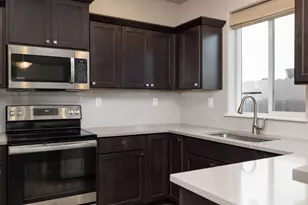 2557 NW Spruce Pl, Redmond, OR 97756 - Photo 8