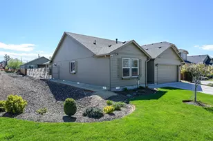 3312 NW Dogwood Ave, Redmond, OR 97756 - Photo 2