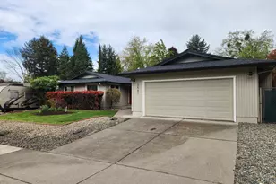 2591 Cedar Links Dr, Medford, OR 97504 - Photo 4