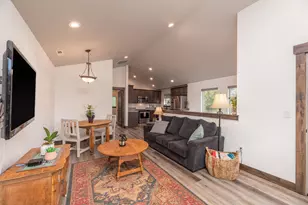 923 E Desperado Trail, Sisters, OR 97759 - Photo 10