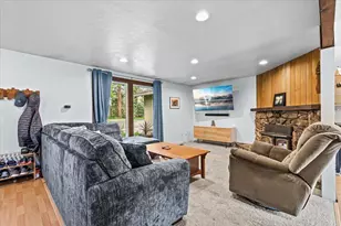 1883 S Peach St, Medford, OR 97501 - Photo 4