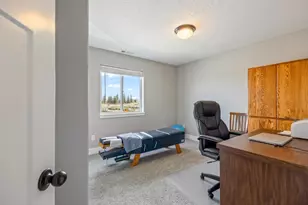 653 NE Providence Dr, Bend, OR 97701 - Photo 14