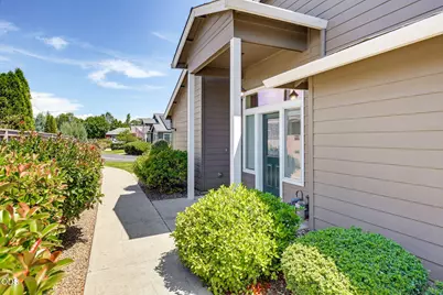 303 Live Oak Loop, Central Point, OR 97502 - Photo 4