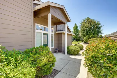 303 Live Oak Loop, Central Point, OR 97502 - Photo 2