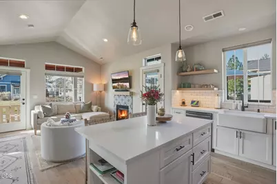 233 W Heising Drive, Sisters, OR 97759 - Photo 4
