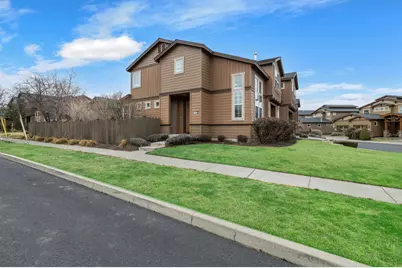 935 SW Chamberlain Street, Bend, OR 97702 - Photo 2