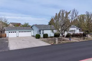 533 NE Shoshone Dr, Redmond, OR 97756 - Photo 2
